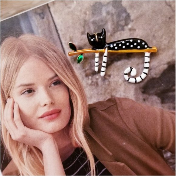 18K Gold Lazy Cat Brooch - Picture 14 of 16